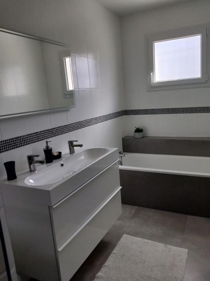 Maison Familiale Avec Jardin De 1500M2 Saint-Genes-de-Fronsac Luaran gambar