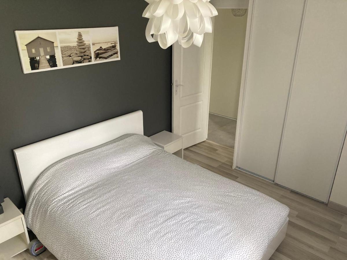 Maison Familiale Avec Jardin De 1500M2 Saint-Genes-de-Fronsac Luaran gambar